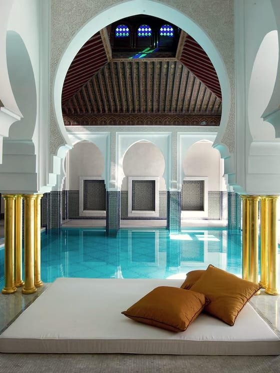 La piscina con arcos y las columnas de piedra de un hammam tradicional.